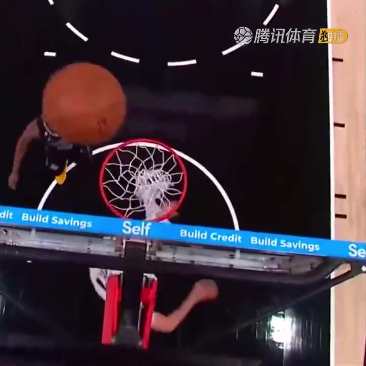 罕見(jiàn)一幕！努爾基奇拋投 球神奇停在籃板上沿 看呆凱爾登?。ㄅ瑺柣婕\）