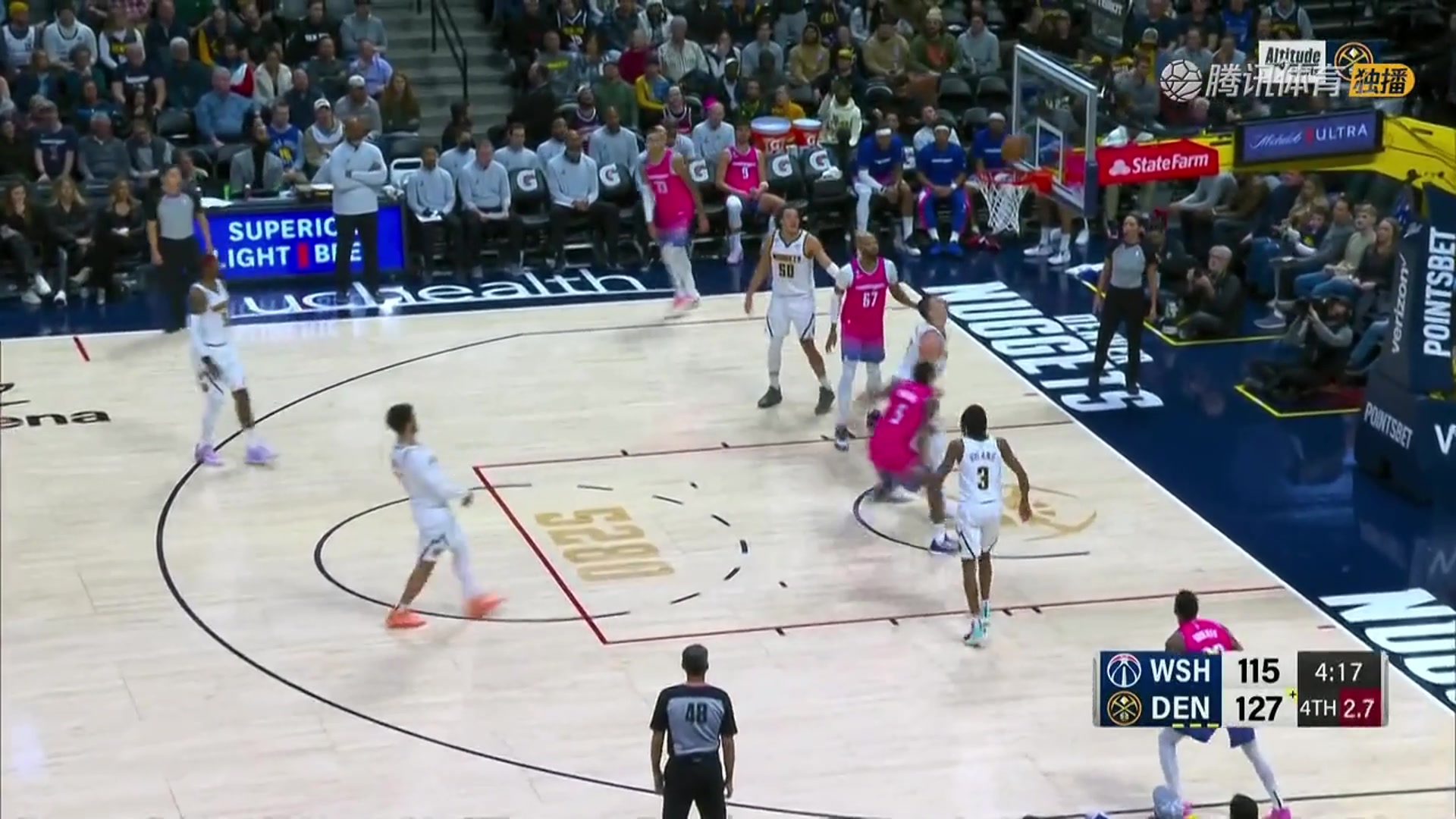 和我一隊沒(méi)這么厲害？巴頓在約基奇頭上搶到前場(chǎng)籃板霸氣補籃得手（約翰·巴頓）